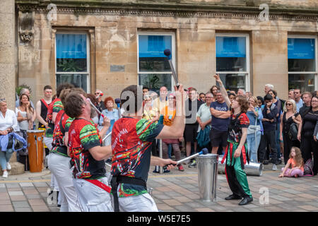 Glasgow, Schottland, Großbritannien. 28. Juli 2019. Musiker aus der Band Runaway Samba aus Co Durham Vorformen während der Merchant City Festival Feiern Es ist dritten Jahr, die encontro Street Band Festival ist eine Koproduktion zwischen Oi Musica und SambaYaBamba und umfasst alle Arten von street Drumming, Karneval Messing, New Orleans Marching Band, Afro-brasilianische Percussion, gerade nach oben, Samba und vieles mehr. Credit: Skully/Alamy leben Nachrichten Stockfoto