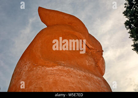 Skulptur von einem Vogel Leiter bezeichnet die Eule. Die Skulptur ist in den offenen Raum. Stockfoto