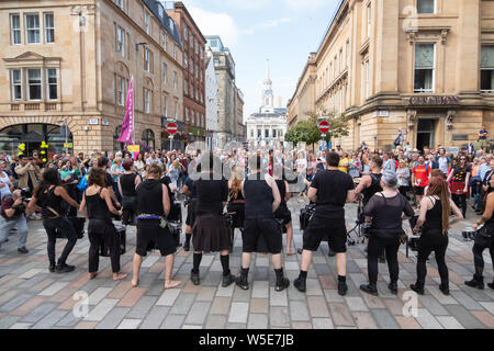 Glasgow, Schottland, Großbritannien. 28. Juli 2019. Musiker aus der Band Sven aus Edinburgh während der Merchant City Festival. Feiert es im dritten Jahr, das encontro Street Band Festival ist eine Koproduktion zwischen Oi Musica und SambaYaBamba und umfasst alle Arten von street Drumming, Karneval Messing, New Orleans Marching Band, Afro-brasilianische Percussion, gerade nach oben, Samba und vieles mehr. Credit: Skully/Alamy leben Nachrichten Stockfoto