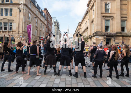 Glasgow, Schottland, Großbritannien. 28. Juli 2019. Musiker aus der Band Sven aus Edinburgh während der Merchant City Festival. Feiert es im dritten Jahr, das encontro Street Band Festival ist eine Koproduktion zwischen Oi Musica und SambaYaBamba und umfasst alle Arten von street Drumming, Karneval Messing, New Orleans Marching Band, Afro-brasilianische Percussion, gerade nach oben, Samba und vieles mehr. Credit: Skully/Alamy leben Nachrichten Stockfoto