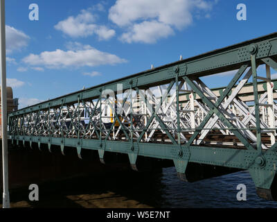 Hungerford Bridge ist ein Stahl Eisenbahnbrücke, die Charing Cross Station und überquert den Fluss Themse östlich von Westminster Bridge in London, UK. Stockfoto