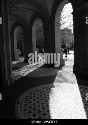 Textur der hellen Portland Stein so wie hier in vielen Gebäuden von London in Whitehall, London, in einem Schwarzen und Weißen, Schwarzweiß-Bild. Stockfoto