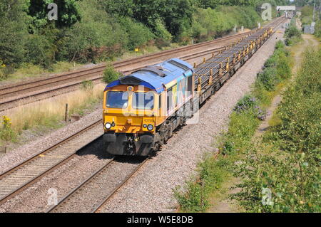 GB Railfreight Class 66 Diesel 66720 Durchläufe North Stafford Kreuzung mit 6X01 Scunthorpe - Eastleigh Yard langen Schienen am 23. Juli 2019 geschweißt Stockfoto