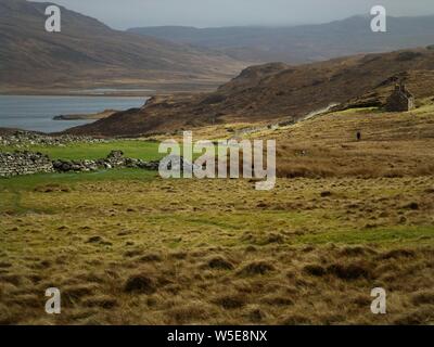 Sandwood Bay, Sutherland Küste von NW Schottland. Für die remote 1 Meilen langen Strand, in der Nähe von Cape Wrath bekannt. Jenseits der großen Dünen liegt ein Süßwasser-See. Stockfoto