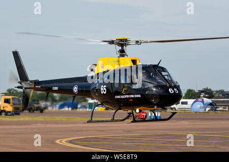 DHFS Eurocopter AS350BB Eichhörnchen HT 1 Hubschrauber schweben im Royal International Air Tattoo an RAF Fairford, England rollen. Defence Helicopter Flying School Stockfoto