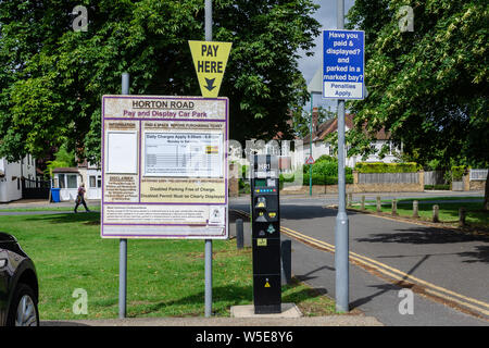 Zahlen und Fahrkartenautomaten in der gebührenpflichtige Parkplatz Anzeige auf Horton Straße im Dorf Datchet in Berkshire, Großbritannien Stockfoto