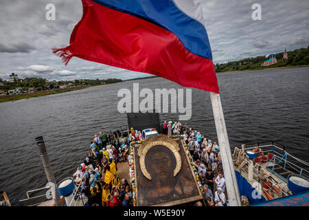 Tutaev Stadt, Region Jaroslawl, Russland. Am 28. Juli 2019 die Teilnehmer an der großen Prozession mit dem Symbol des barmherzigen Erlöser in Tutaev Stadt (ehemals "Romanov-Borisoglebsk), Jaroslawl Region, Russland Stockfoto