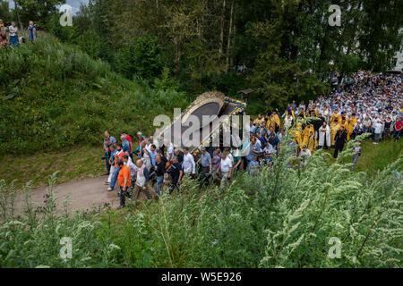 Tutaev Stadt, Region Jaroslawl, Russland. Am 28. Juli 2019 die Teilnehmer an der großen Prozession mit dem Symbol des barmherzigen Erlöser in Tutaev Stadt (ehemals "Romanov-Borisoglebsk), Jaroslawl Region, Russland Stockfoto