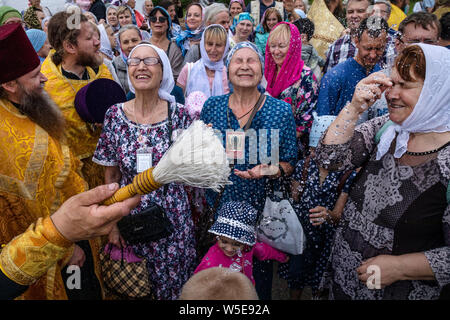 Tutaev Stadt, Region Jaroslawl, Russland. Am 28. Juli 2019 die Teilnehmer an der großen Prozession mit dem Symbol des barmherzigen Erlöser in Tutaev Stadt (ehemals "Romanov-Borisoglebsk), Jaroslawl Region, Russland Stockfoto