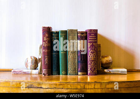 Alte gebundene Bücher verziert mit vergoldeten Foliendruck auf der Stacheln, Eltham Palace, Eltham, Großbritannien Stockfoto