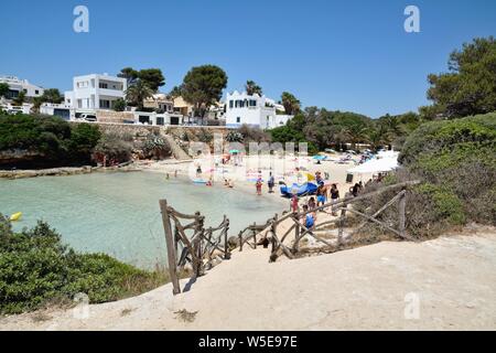 Der Strand und die Bucht von Sa Caleta an einem heissen Sommertag, Ciutadella Menorca Balearen Spanien Europa Stockfoto