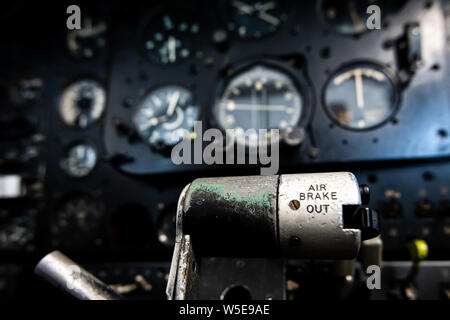 DONCASTER, Großbritannien - 28.JULI 2019: Nahaufnahme eines ebenen Cockpit, Instrumente und Platten aus einem alten, verlassenen zweisitziges Flugzeug Stockfoto