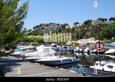 Der kleine Yachthafen mit kleinen Booten in Cala Galdana an einem heißen Sommertag Menorca Balearen Spanien Europa voll Stockfoto