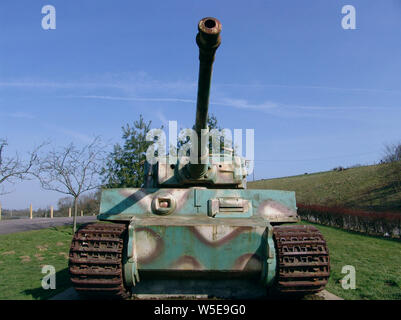 TIGER TANK-PANZER KAMPFWAGEN VI Tiger - nur sieben BEISPIELE IN DER WELT, EINE DER ZWEI LINKEN IN FRANKREICH - BUTTE DU SAP ORNE ANTOIGNY FRANKREICH - TIGER TANK VON 57 TONNEN BEWAFFNET MIT EINEM 88 MN CANON HOLZBEARBEITUNGSMASCHINEN von Henschel und Krupp ENDE 1944 - WELTKRIEG II-Motoren - FRANZÖSISCHE GESCHICHTE - NORMANDIE SCHLACHT - deutscher Panzer © Frédéric BEAUMONT Stockfoto