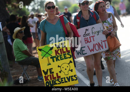 (190728) - ATTARD (Malta), 28. Juli 2019 (Xinhua) - Leute mitmachen in einem Protest in Attard, Malta, am 28. Juli 2019. Hunderte von Demonstranten versammelt, um gegen einen Plan der Regierung die zentrale Verbindung Straße in San Pawl il-Baħar am Sonntag zu aktualisieren, zu protestieren. (Foto von Jonathan Borg/Xinhua) Stockfoto