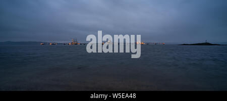 Abendlicher Blick von Hound, die Marine Terminal aus dem südlichen Ufer des Firth-of-Forth, Schottland, gerade östlich der Forth Bridge in South Queensferry. Stockfoto