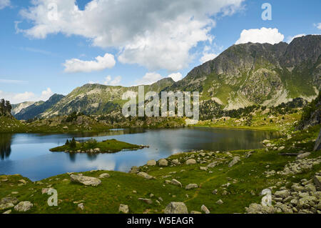 Estanh Plan See und Serra de Sendrosa Berge bei Aigüestortes i Estany de Sant Maurici Nationalpark (Aran Tal, Lleida, Pyrenäen, Katalonien, Spanien) Stockfoto