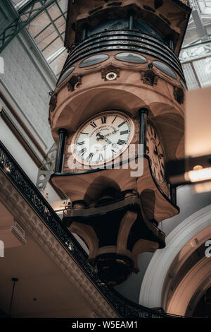 Sydney, New South Wales - Juni 2., 2018: Vintage Uhr innerhalb des Sydney Queen Victoria Building hängen. Stockfoto