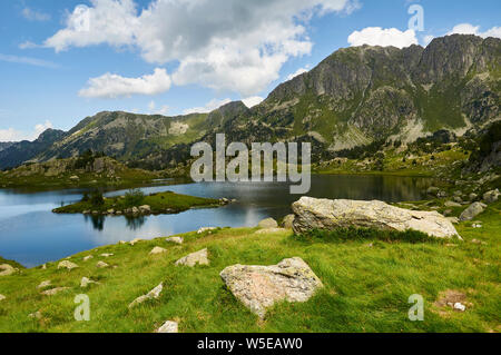 Estanh Plan See und Serra de Sendrosa Berge bei Aigüestortes i Estany de Sant Maurici Nationalpark (Aran Tal, Lleida, Pyrenäen, Katalonien, Spanien) Stockfoto