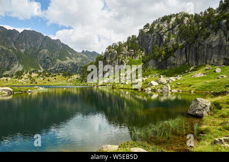 Estanh Plan See und Serra de Sendrosa Berge bei Aigüestortes i Estany de Sant Maurici Nationalpark (Aran Tal, Lleida, Pyrenäen, Katalonien, Spanien) Stockfoto