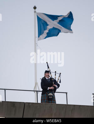 Edinburgh, Großbritannien. 28. Juli 2019. EDINBURGH, Schottland - Juli 28: eine Piper spielt Amazing Grace auf dem Stadion Zimmer vor Beginn der Vor Saisonbeginn Freundschaftsspiel zwischen dem FC Liverpool und SSC Napoli bei Murrayfield am 28. Juli 2019 in Edinburgh, Schottland. (Foto von Alamy/Ian Jacobs) Credit: Ian Jacobs/Alamy leben Nachrichten Stockfoto