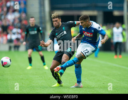 Edinburgh, Großbritannien. 28. Juli 2019. EDINBURGH, Schottland - Juli 28: Napoli Right-Back, Giovanni Di Lorenzo, bekommt den Ball weg trotz der Bemühungen von Liverpool und England Mittelfeldspieler, Alex Oxlade-Chamberlain, während der Vor Saisonbeginn Freundschaftsspiel zwischen dem FC Liverpool und SSC Napoli bei Murrayfield am 28. Juli 2019 in Edinburgh, Schottland. (Foto von Alamy/Ian Jacobs) Credit: Ian Jacobs/Alamy leben Nachrichten Stockfoto