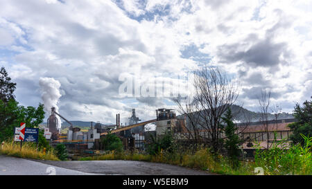 KARDEMIR, Türkei - 15. JULI 2019: Panoramablick auf Kardemir Karabuk Eisen und Stahl Werk. Die Kohle Turm auf Koks und metallurgischen Werk. Karabuk, Stockfoto