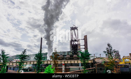 KARDEMIR, Türkei - 15. JULI 2019: Panoramablick auf Kardemir Karabuk Eisen und Stahl Werk. Die Kohle Turm auf Koks und metallurgischen Werk. Karabuk, Stockfoto