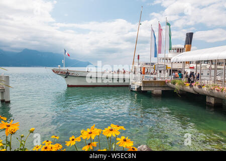 Während Fluggäste einsteigen die elegante Belle Epoque retro Paddelboot namens Italie in Montreux günstig wiederhergestellt, der Genfer See (Lac Leman), Waadt, Schweiz Stockfoto