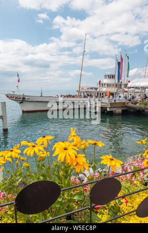 Während Fluggäste einsteigen Die elegant restauriert retro Paddelboot namens Italie am Montreux Pier, der Genfer See (Lac Leman), Waadt, Schweiz Stockfoto