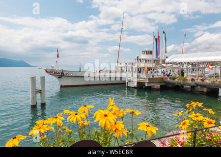 Während Fluggäste einsteigen Die elegant restauriert retro Paddelboot namens Italie am Montreux Pier, der Genfer See (Lac Leman), Waadt, Schweiz Stockfoto