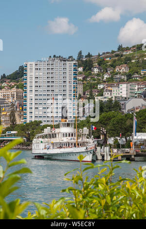 Belle Epoque restaurierten alten Tretboot namens Italie am Pier in Montreux, Genfersee (Lac Leman), Waadt, Schweiz mit Eurotel Gebäude Stockfoto