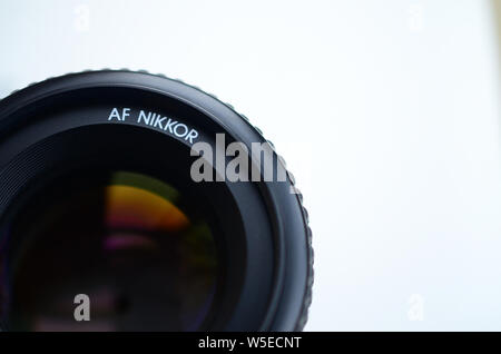 Charkiw, UKRAINE - Jan 9, 2018: Nikon AF Nikkor 50mm 1:1.4D Objektivs hautnah. Nikon ist ein multinationales Unternehmen, spezialisiert in der Optik ein Stockfoto