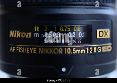 Charkiw, UKRAINE - Jan 9, 2018: Nikon AF FISHEYE NIKKOR 10,5mm 1:2.8G Objektivs hautnah. Nikon ist ein multinationales Unternehmen in spezialisiert Stockfoto