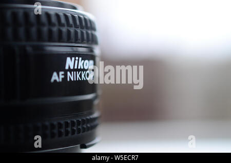 Charkiw, UKRAINE - Jan 9, 2018: Nikon AF Nikkor 50mm 1:1.4D Objektivs hautnah. Nikon ist ein multinationales Unternehmen, spezialisiert in der Optik ein Stockfoto