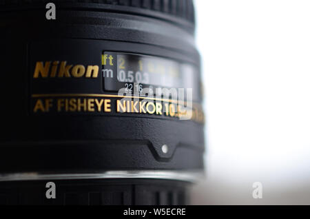 Charkiw, UKRAINE - Jan 9, 2018: Nikon AF FISHEYE NIKKOR 10,5mm 1:2.8G Objektivs hautnah. Nikon ist ein multinationales Unternehmen in spezialisiert Stockfoto