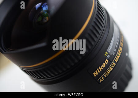 Charkiw, UKRAINE - Jan 9, 2018: Nikon AF FISHEYE NIKKOR 10,5mm 1:2.8G Objektivs hautnah. Nikon ist ein multinationales Unternehmen in spezialisiert Stockfoto