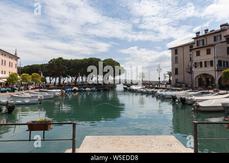 Der Hafen von Desenzano an einem heißen Tag im Sommer. Stockfoto