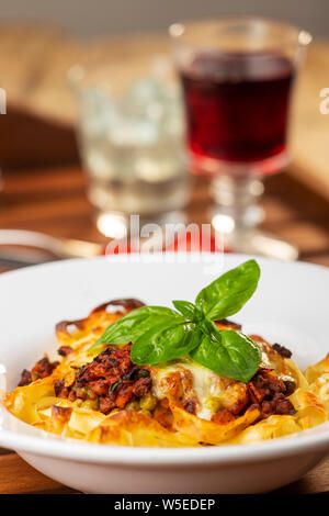 Tagliatelle mit Käse überbacken auf einer Platte Stockfoto