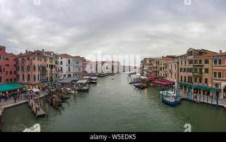 Die Grand Canal in Venedig, in der Nähe der berühmten Rialto Brücke. Stockfoto