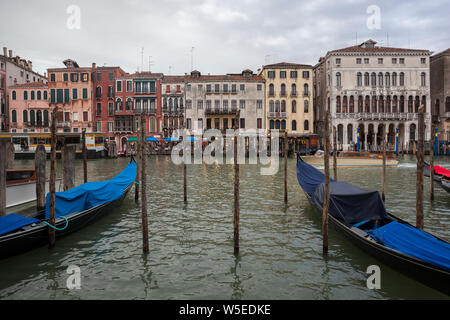 Die Grand Canal in Venedig, in der Nähe der berühmten Rialto Brücke. Stockfoto