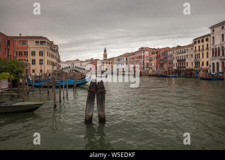 Die Grand Canal in Venedig, in der Nähe der berühmten Rialto Brücke. Stockfoto