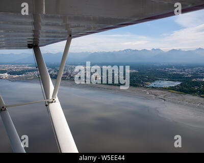 Anchorage, Alaska, aus der Luft. Piper Super Cub. Downtown Anchorage. Zulass Kochen. Knik Arm. Chugach Mountains Stockfoto