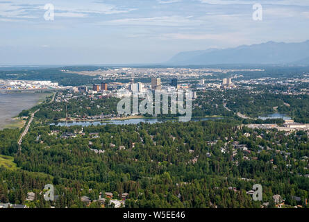 Anchorage, Alaska, aus der Luft. Piper Super Cub. Downtown Anchorage. Zulass Kochen. Knik Arm. Chugach Mountains Stockfoto
