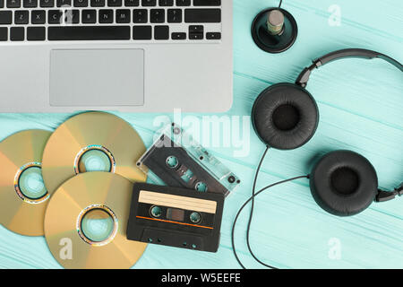 Arbeitsplatz mit Laptop und Audiogeräten. Stockfoto