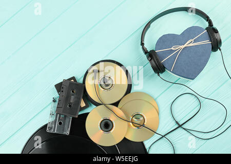 Vintage musikalische Objekte auf Holzhintergrund. Stockfoto