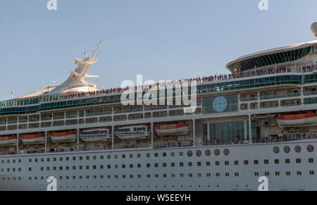 Enorme Kreuzfahrt Schiff neben Venedig in Italien. Massentourismus und Kreuzfahrtschiffe wie diese führen zu strukturellen Schäden an der historischen Stadt. Stockfoto