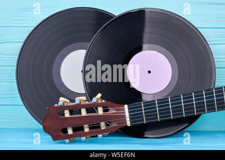 Vinyl-Schallplatten und Gitarrenkopf. Stockfoto