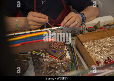 Ein Handwerk Frau auf der Insel Murano in Venedig, die Stücke von der berühmten Murano Glas. Stockfoto