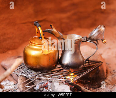 Eine Kaffeemaschine und ein Wasserkocher auf dem offenen Feuer Grill in Petra, Jordanien. Stockfoto